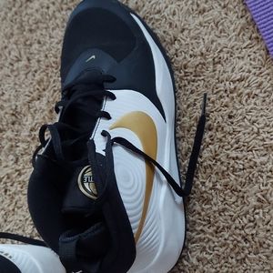 Girls basketball shoes